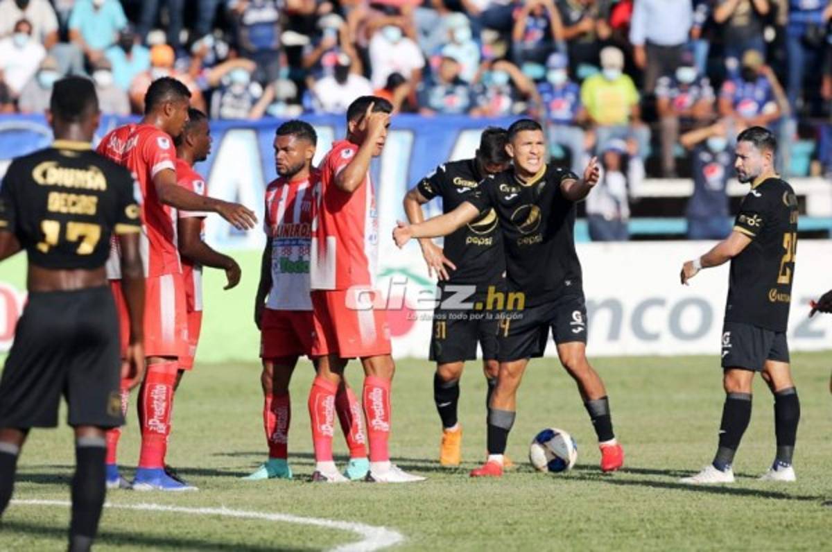 Nadie se dio cuenta: Los dos expulsados al final del Motagua-Vida en Danlí por una brusca pelea