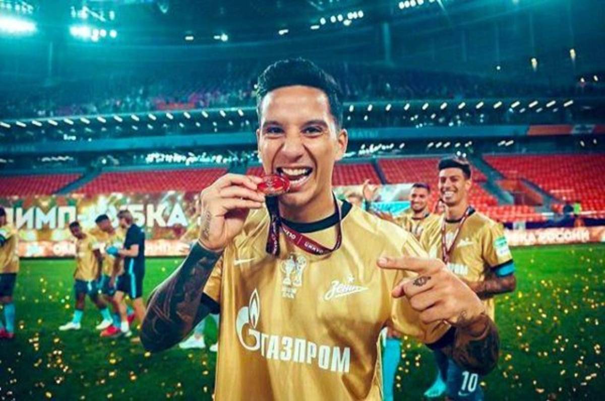 ¡Tuvieron que recoger los pedazos! Zenit logra la Copa de Rusia y la rompe durante la celebración