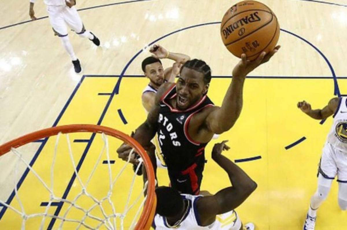 Raptors vencen a diezmados Warriors pese a histórico Curry y lideran Final de NBA