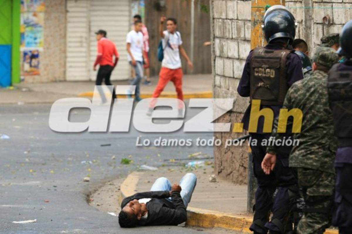 ¡TERRIBLES IMÁGENES! Así fue la bronca entre las barras de Olimpia y Motagua