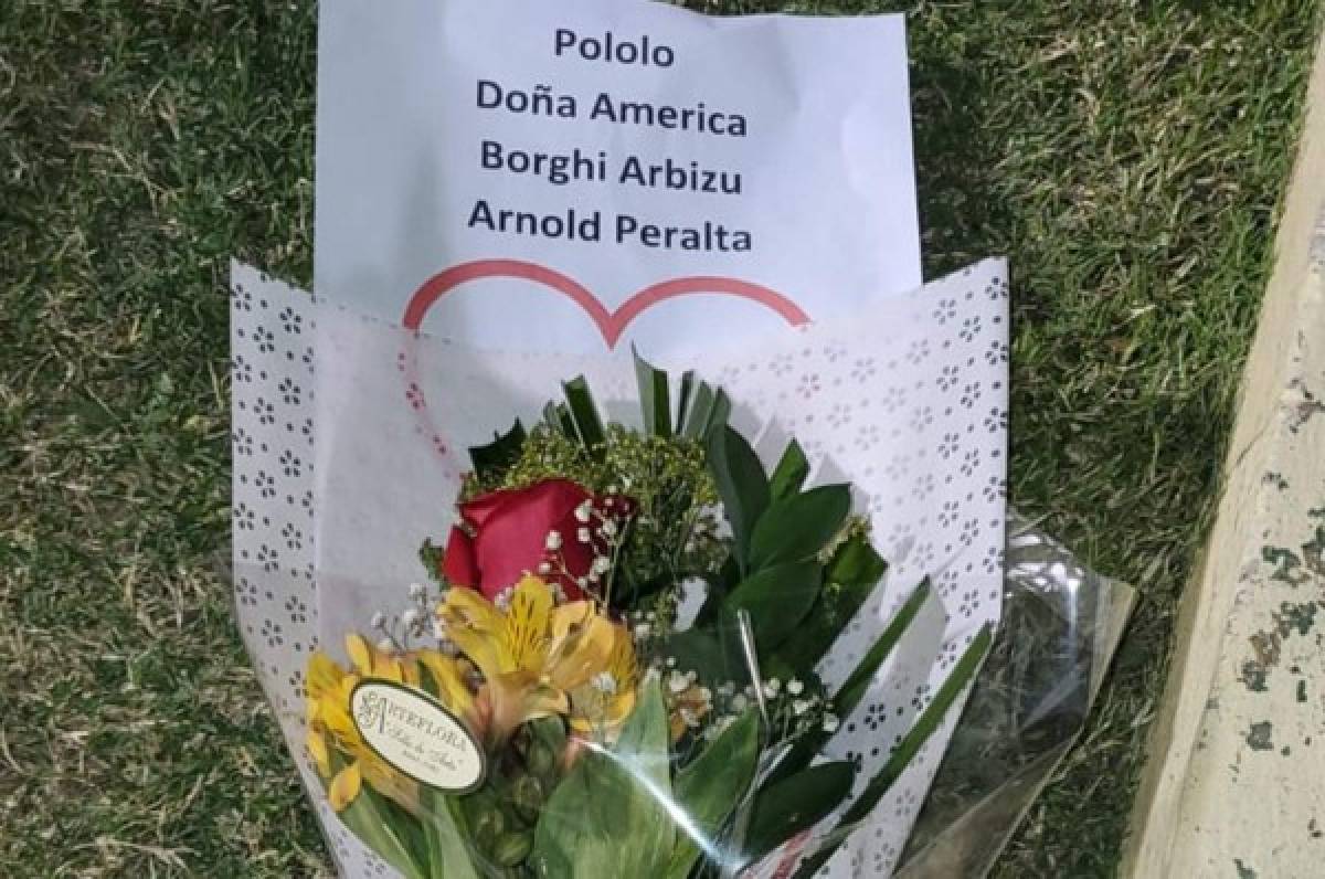 Hermoso gesto: Obed Enamorado recuerda a Pololo, Arnold Peralta y Arbizú con un ramo de flores