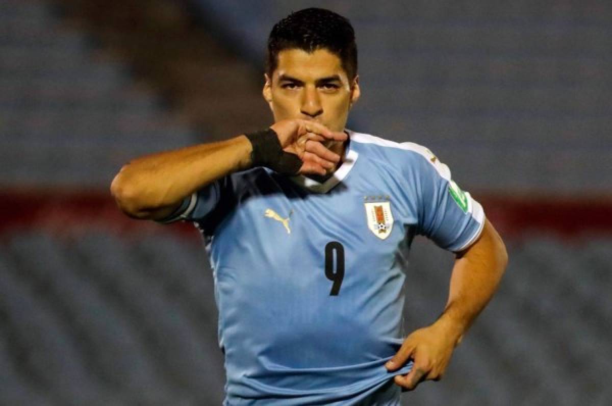 Luis Suárez definió el primer gol del duelo entre Uruguay y Chile en El Centenario.