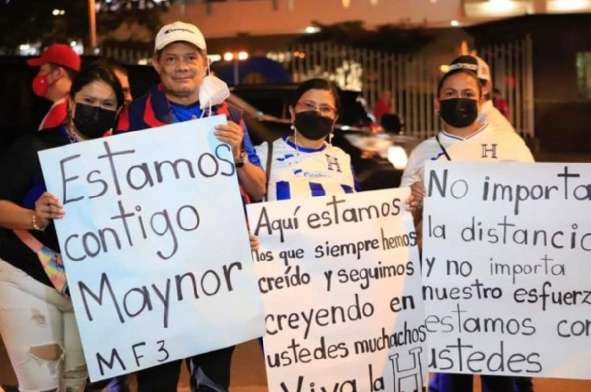 Maynor Figueroa recibe apoyo con pancartas de aficionados hondureños presentes en Costa Rica