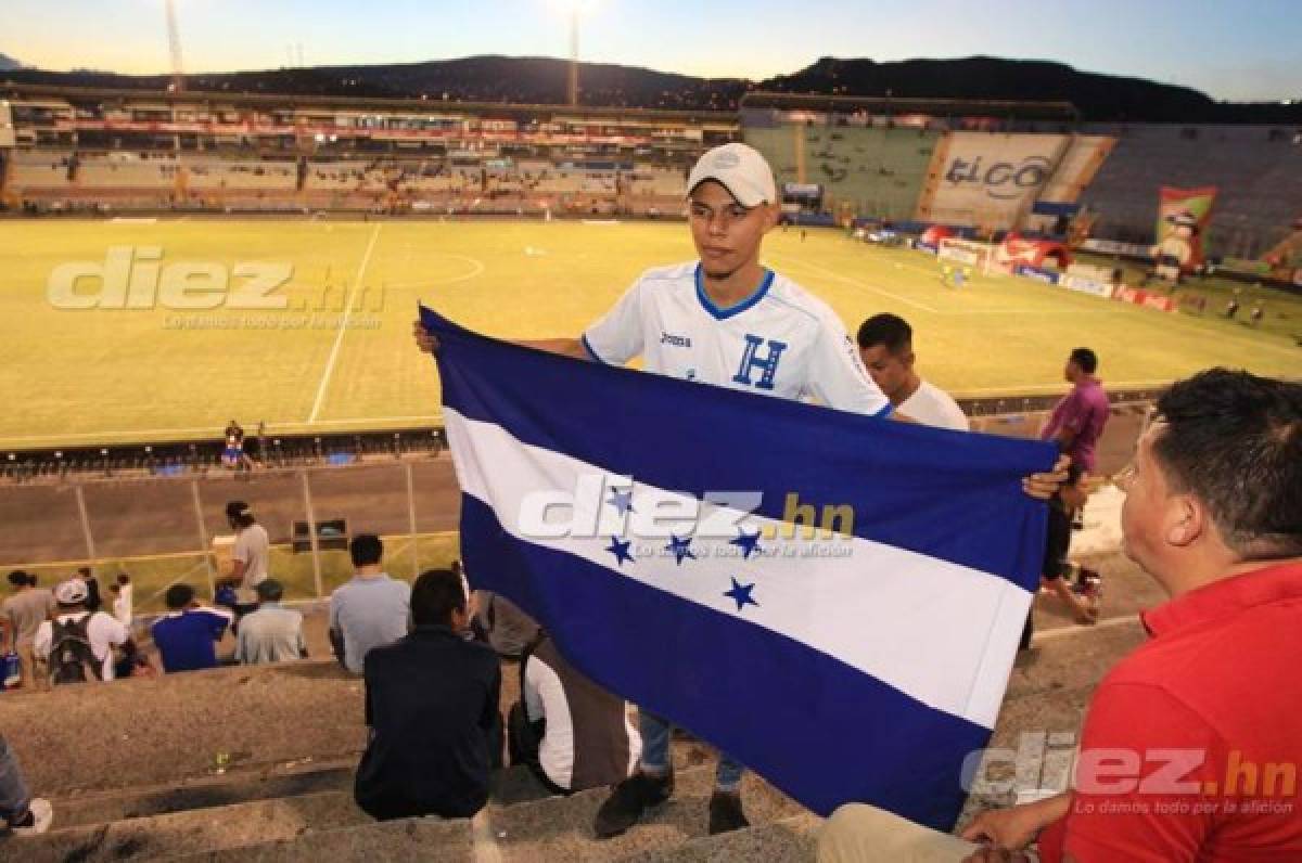 Los aficionados que han llegado al Nacional para presenciar el partido de Honduras frente a Puerto Rico. Fotos Ronal Aceituno