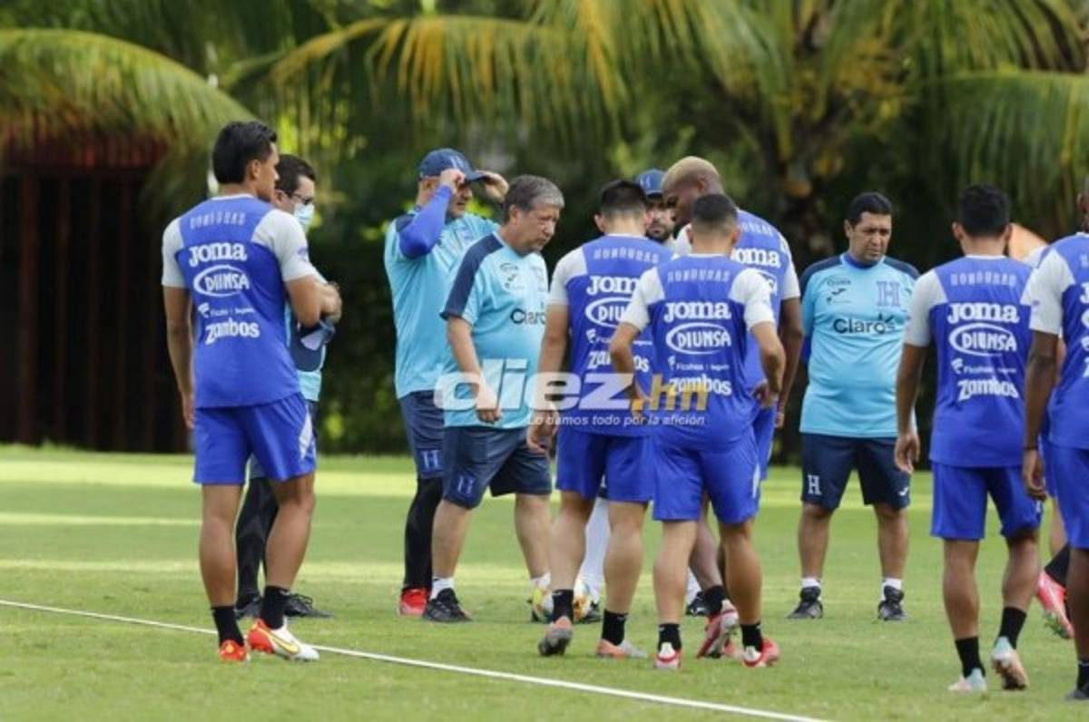 Así fue el entrenamiento de Honduras tras el desastre: Caras largas y charla del 'Bolillo' Gómez