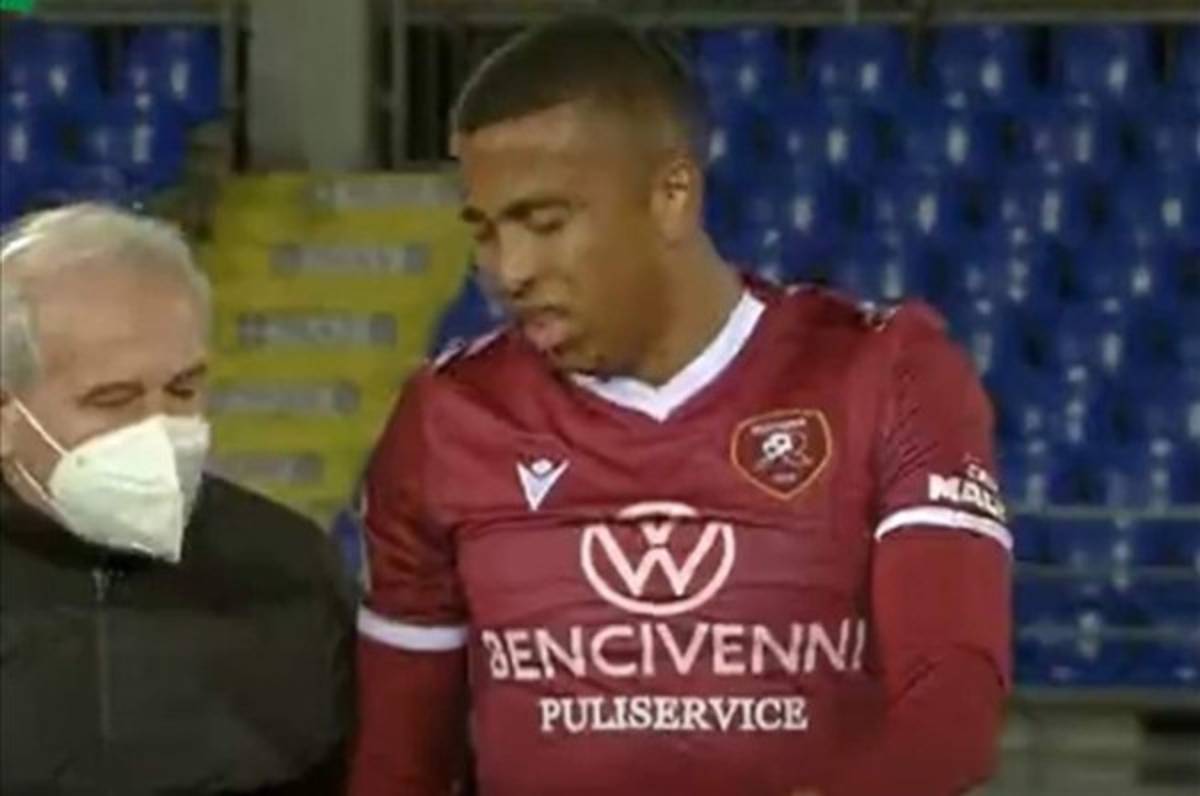Rigo Rivas enciende alarmas; se retira lesionado del juego Reggina-Brescia con un problema físico