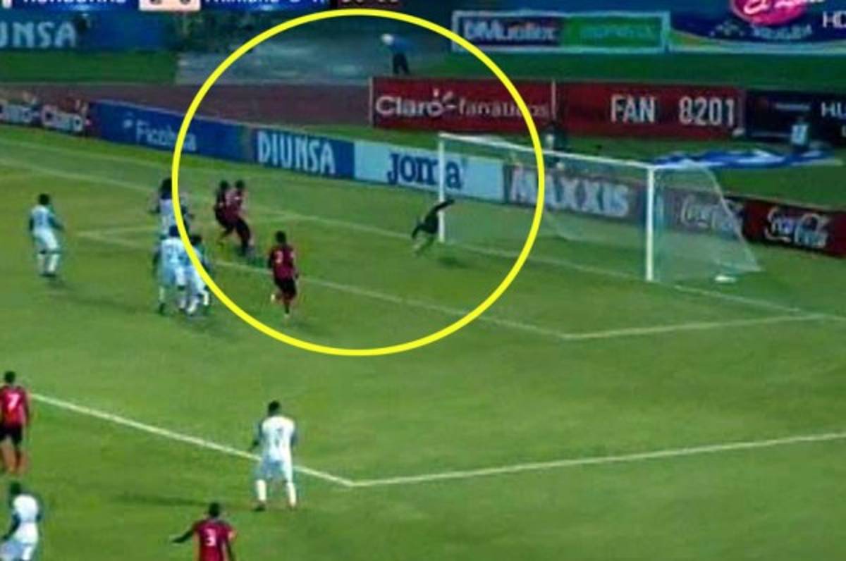 VIDEO: El tapadón de Donis Escober ante Trinidad y Tobago