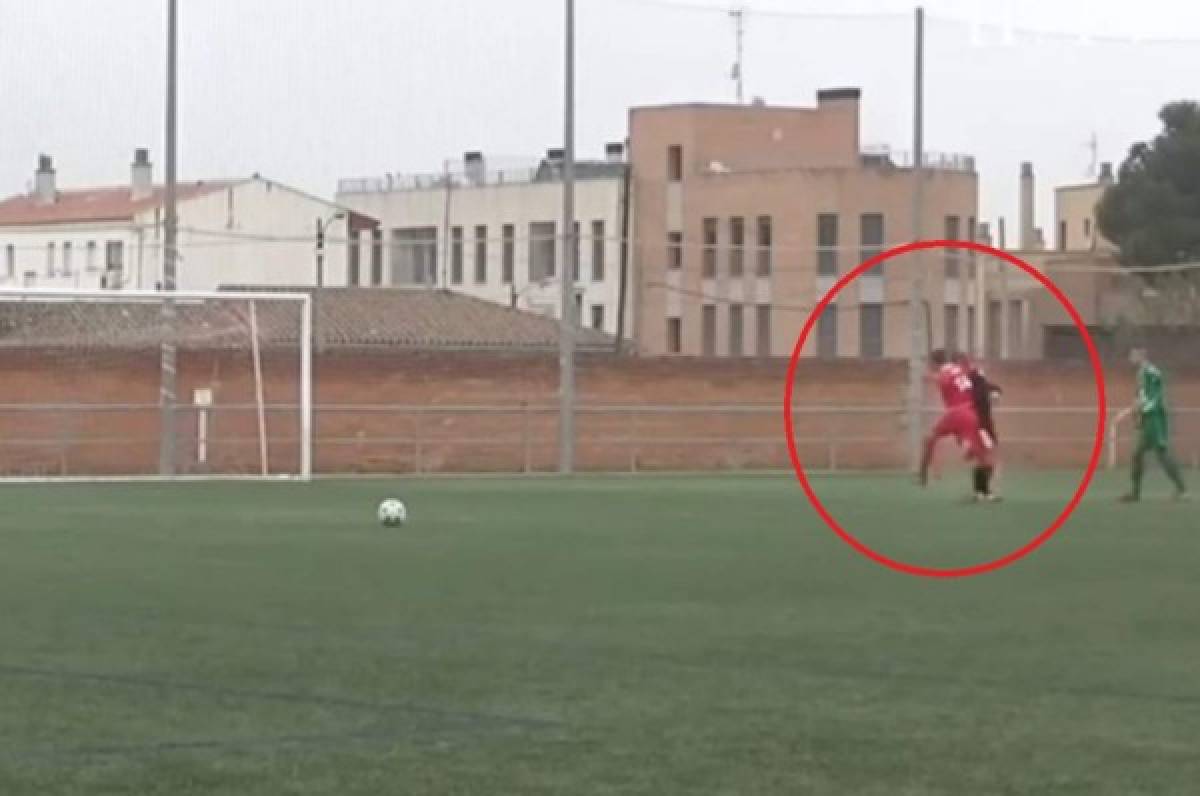 ¡Increíble! Brutal agresión a árbitro en partido de fútbol en España