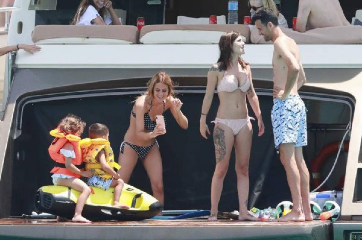 Fotos: Crack del Barcelona es captado disfrutando en Ibiza... ¡con tres bellezas!