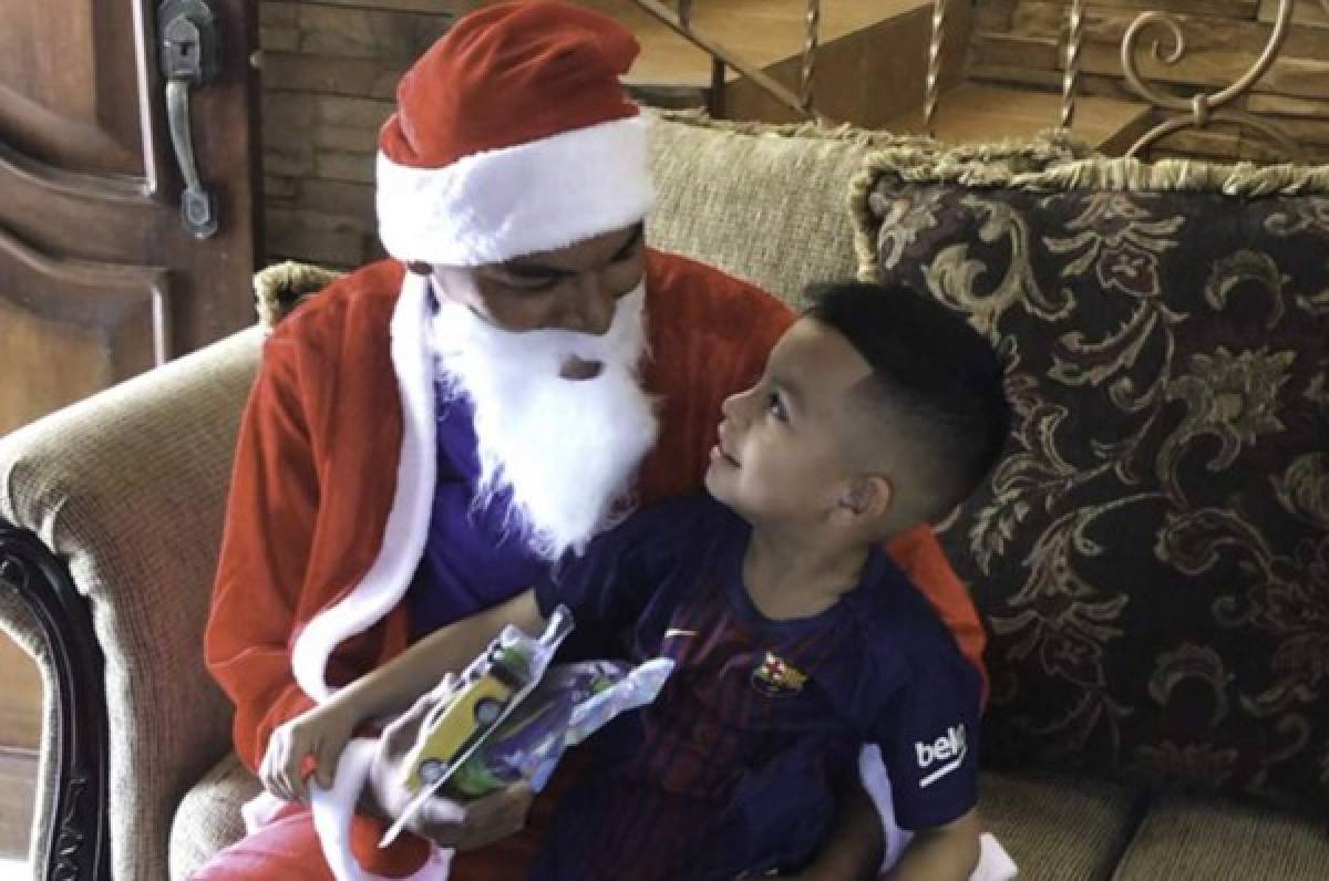 ¡Futbolista hondureño se disfraza de Santa para sorprender a su hijo!