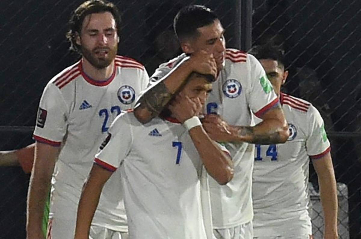 Chile vence a Paraguay en el debut de Barros Schelotto y sueña con clasificar directo al Mundial Qatar-2022