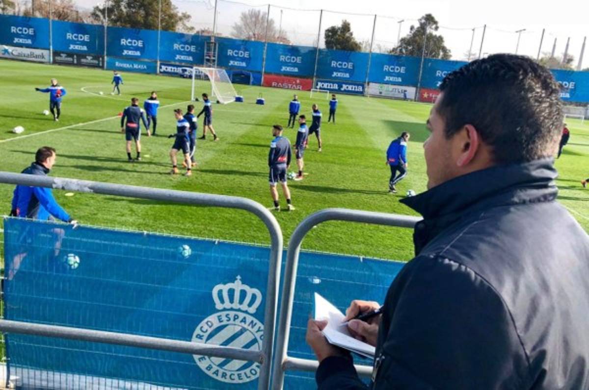 Amado Guevara estuvo observando entrenamiento del Espanyol
