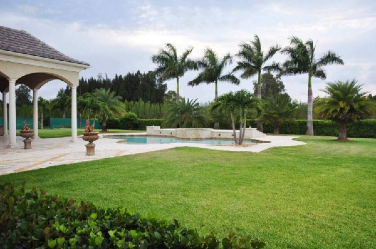 La impresionante mansión que posee Dwayne Johnson 'La Roca' en La Florida