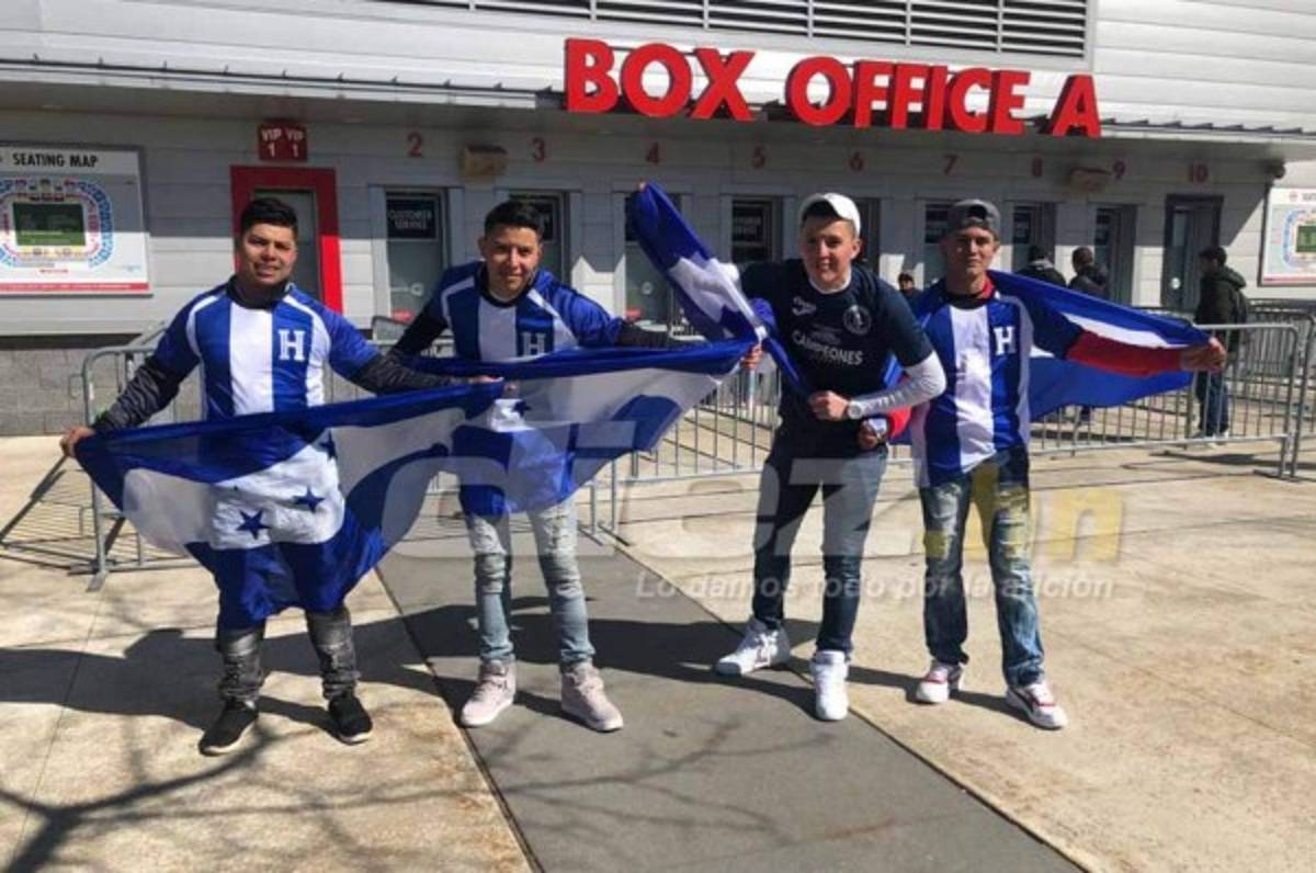 Aficionados catrachos ponen el ambiente en las afueras del Red Bull Arena previo al Ecuador- Honduras