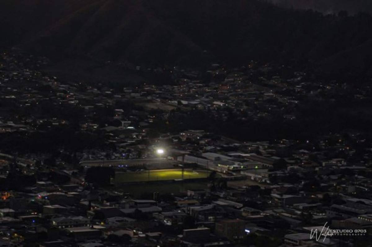 El estadio Marcelo Tinoco de Danlí ya cuenta con luz para juegos de noche
