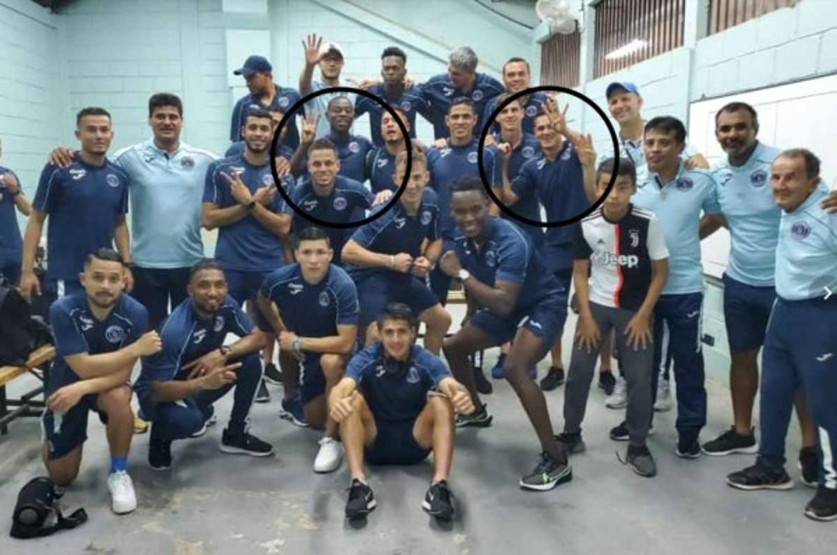 La foto de Motagua mostrando con la mano los cuatro que le endosaron a Olimpia