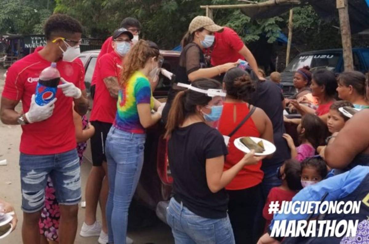 Jugadores del Marathón visitan zonas afectadas por inundaciones para entregar comida y juguetes
