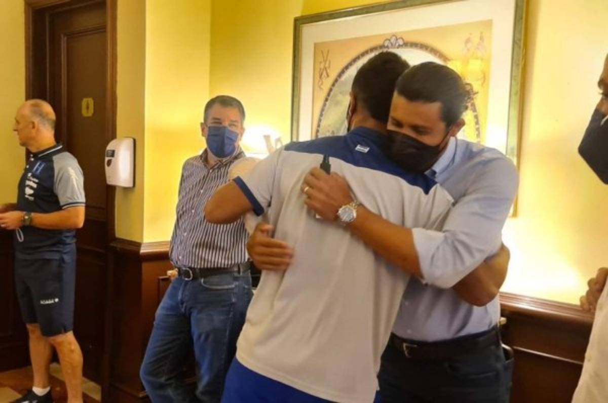 Noel Valladares visitó a la Selección Nacional para mostrar su apoyo previo al duelo con Jamaica