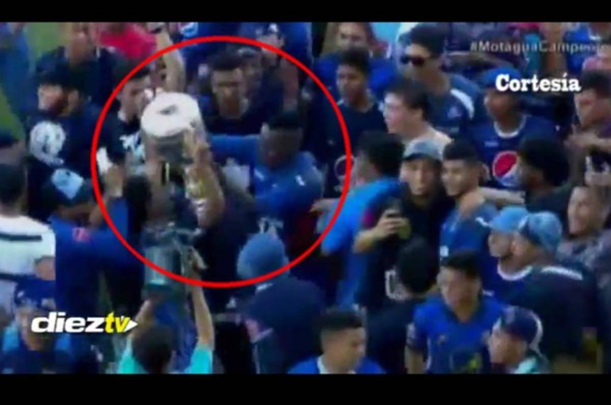 VIDEO: Rubilio se molesta con aficionados que lo querían dejar sin ropa