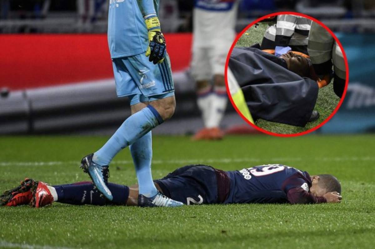 ¡Preocupante! Mbappé es retirado en camilla tras ser arrollado por el portero rival