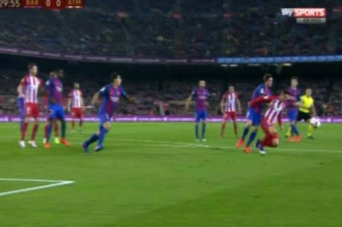 El penal que reclamó todo el Atlético en el Camp Nou