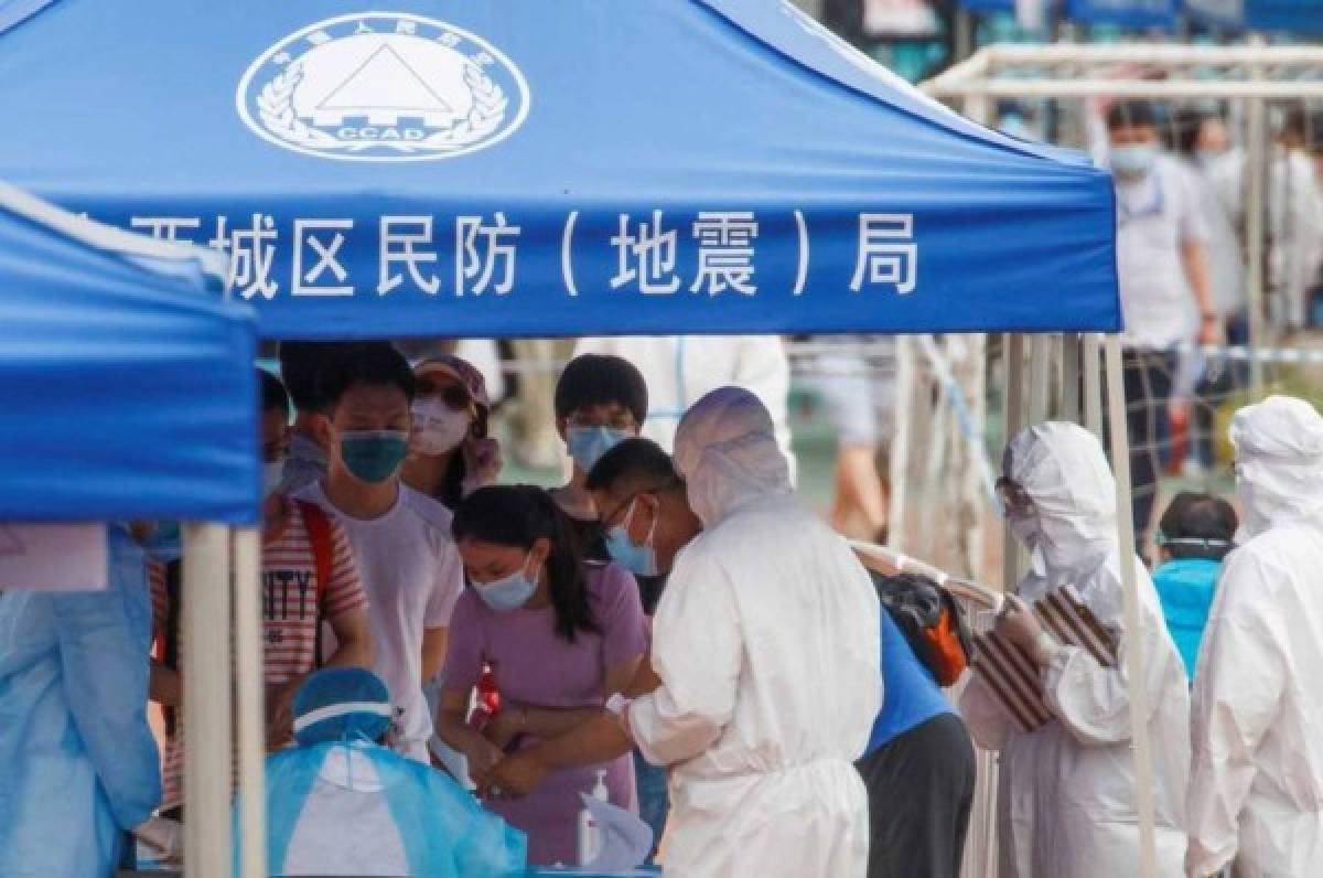 Pekín detecta 27 casos de coronavirus y cierra un mercado y siete barrios