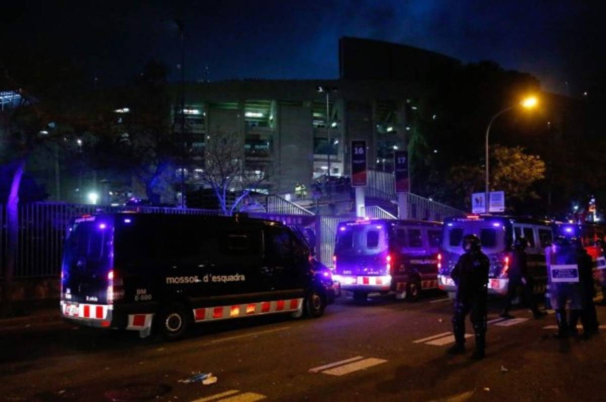 No se vio en TV del clásico: Caos, enfrentamientos y heridos en las afueras del Camp Nou