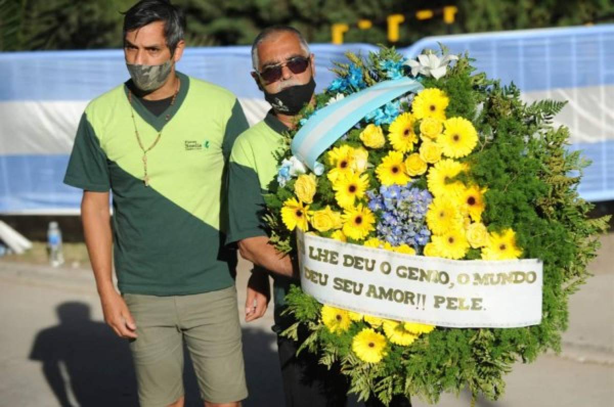 El emotivo mensaje que Pelé le dedicó a Diego Maradona en una corona de flores
