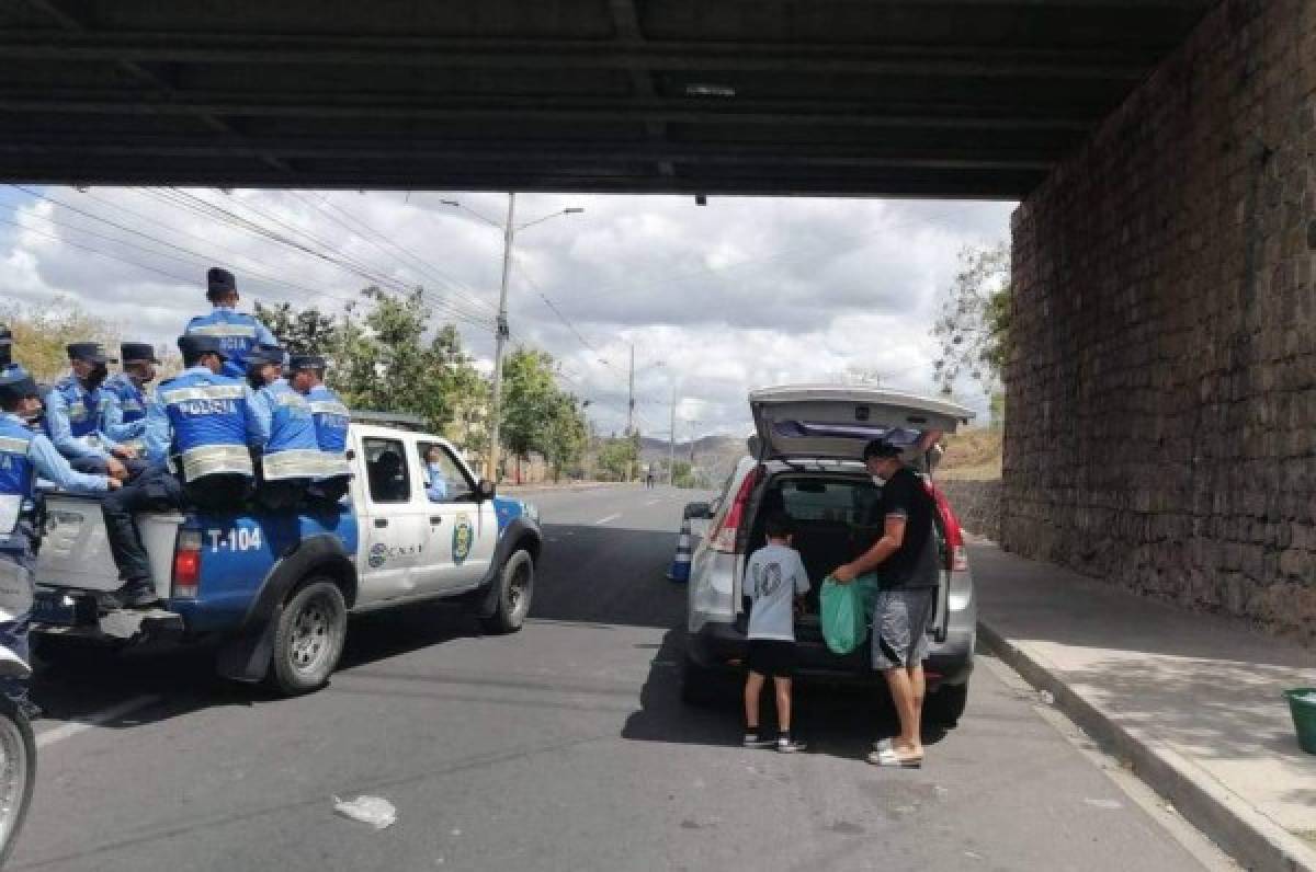 Guardameta Marlon Licona rompe cuarentena para llevar alimentos a miembros de la Policía Nacional