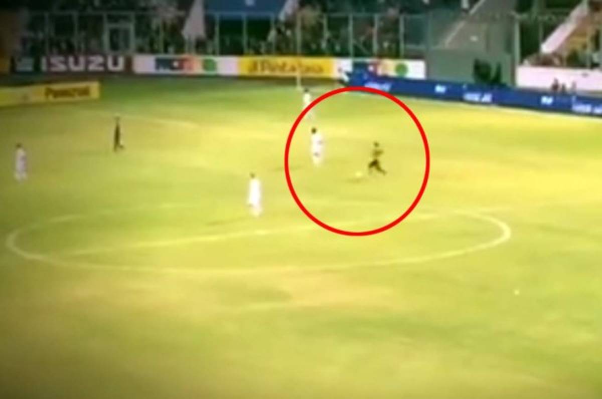 Video capta momento justo de la incursión del 'intruso' en el clásico