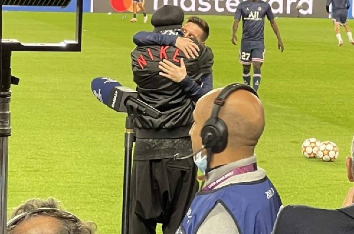 El emotivo abrazo de Messi y Ronaldinho en su reencuentro en París previo al juego de Champions ante Leipzig
