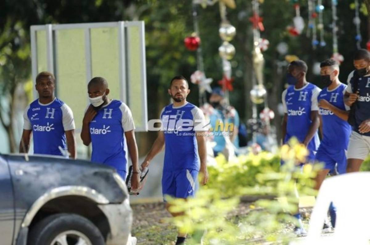 Así fue el entrenamiento de Honduras tras el desastre: Caras largas y charla del 'Bolillo' Gómez