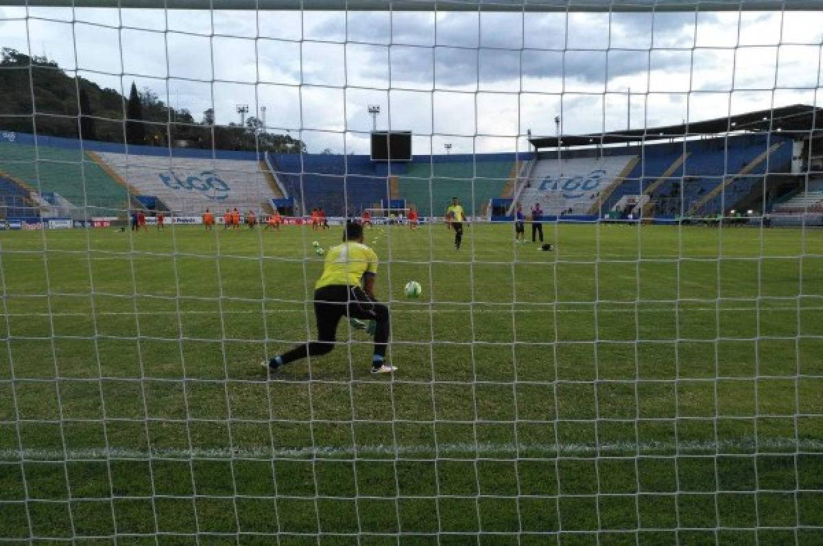 Flashazo: Una imagen del arquero Celio Valladares durante el calentamiento.