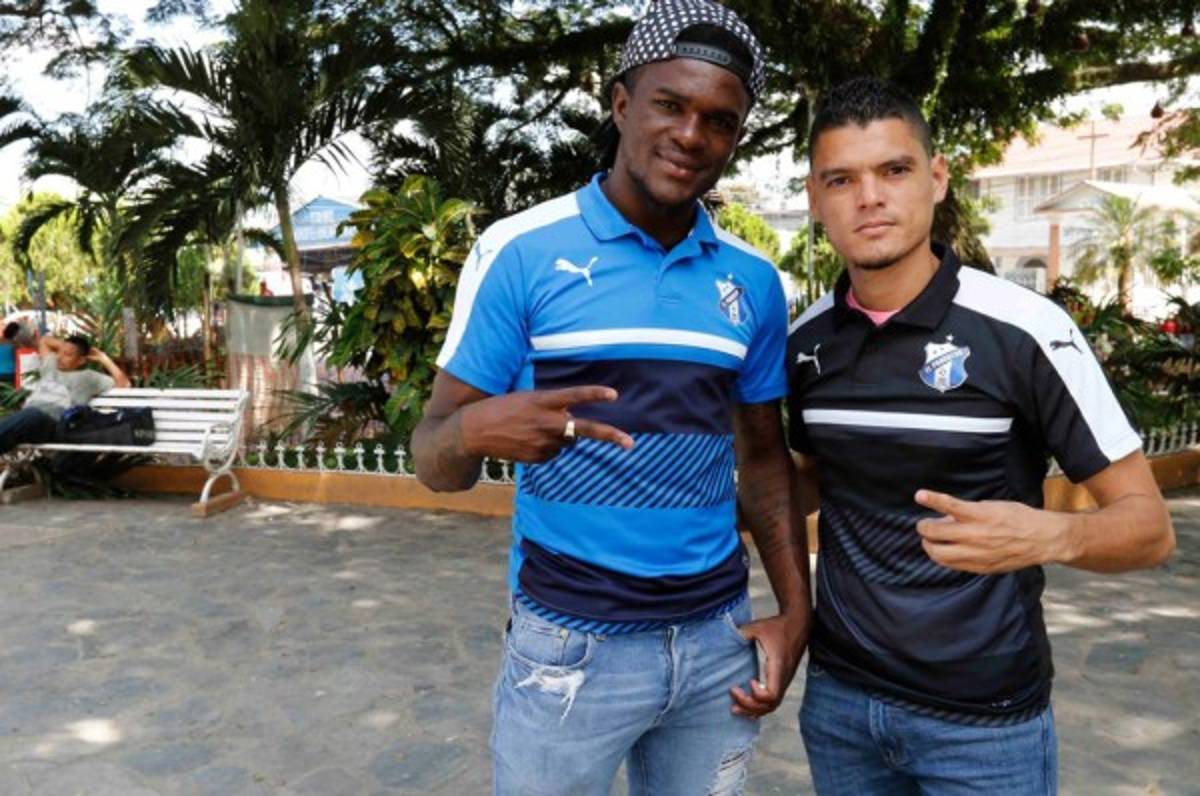 El 'Profe' Alvarado las hace de traductor del trinitense Jerrel Britto