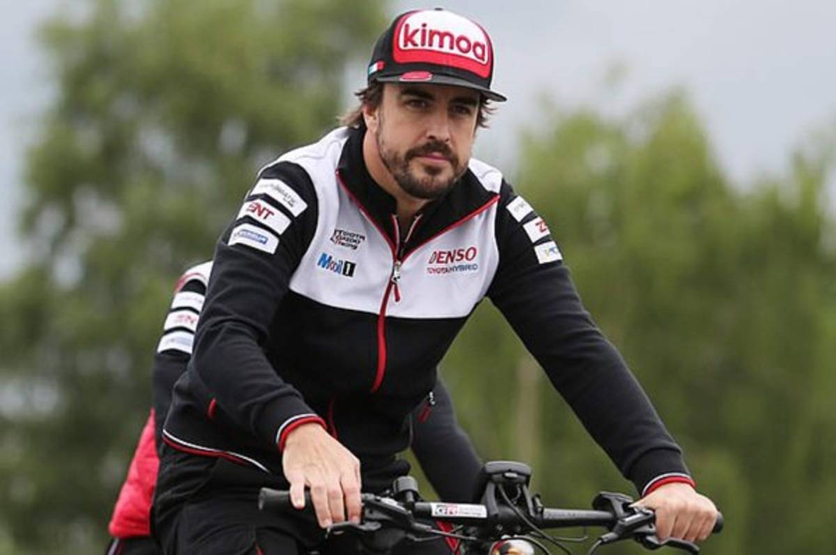 El piloto español Fernando Alonso sufre fuerte accidente: chocó contra un carro y salió volando