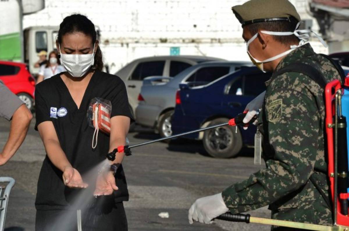 Protocolo higiénico, gel y mascarillas: Largas filas de capitalinos para poder comprar alimentos