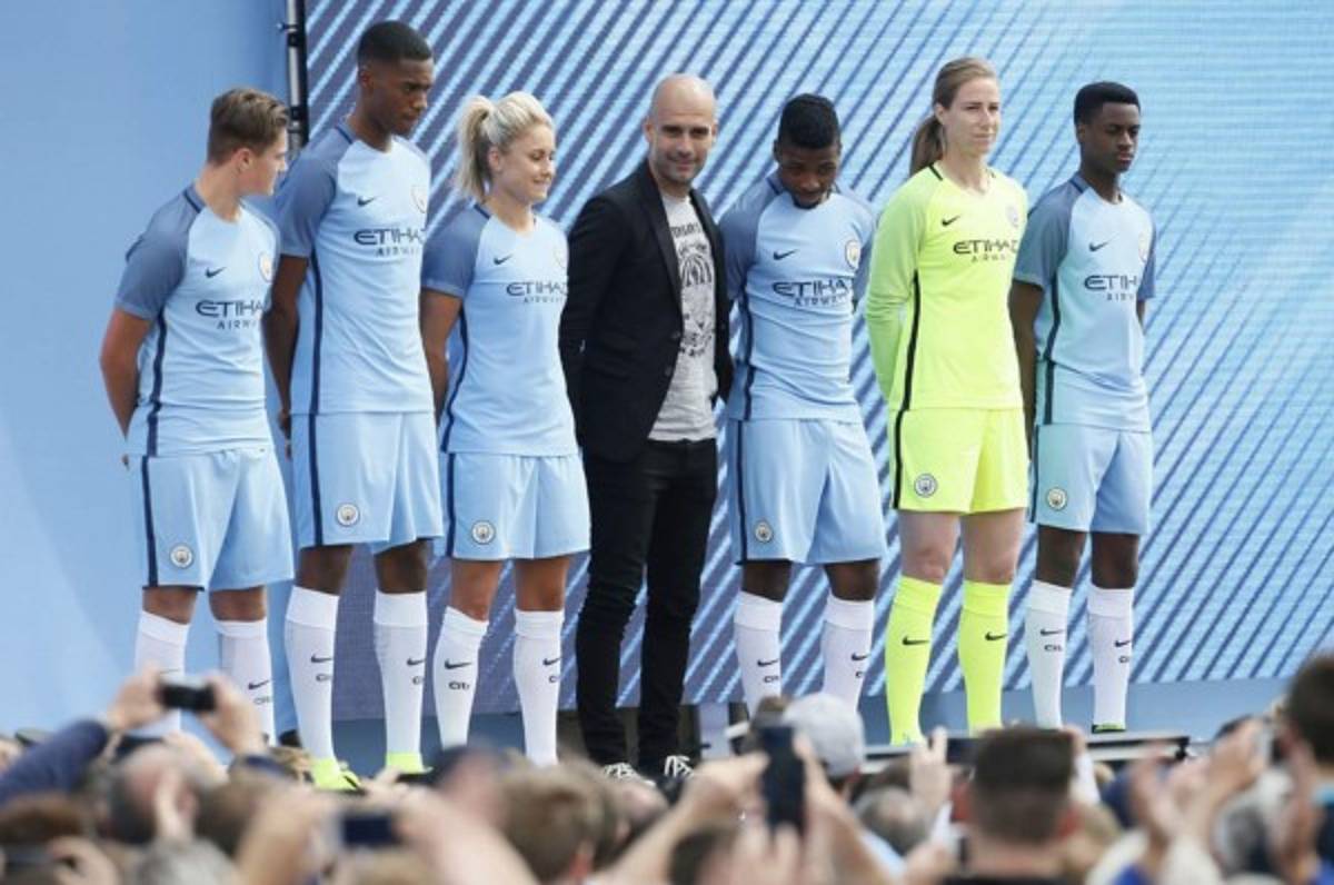 Fotos: El primer día de Guardiola en Manchester, llegó en taxi a la presentación