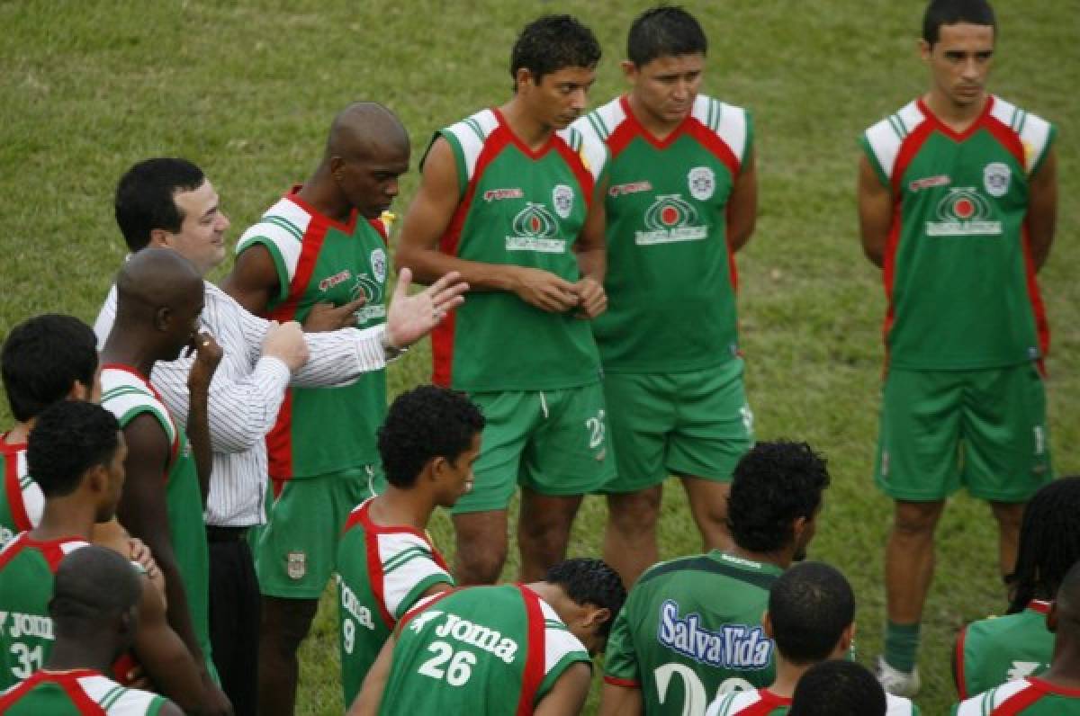 Entrenamiento del Club Deportivo Marathon Torneo Apertura 2007. Yankel Rosenthal Presidente Da Indicaciones a Los jugadores.
