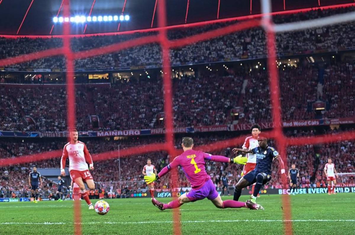 Tchouaméni interrumpe a Müller, Vinicius se divierte ante Bayern y las bellas chicas apoyando al Real Madrid