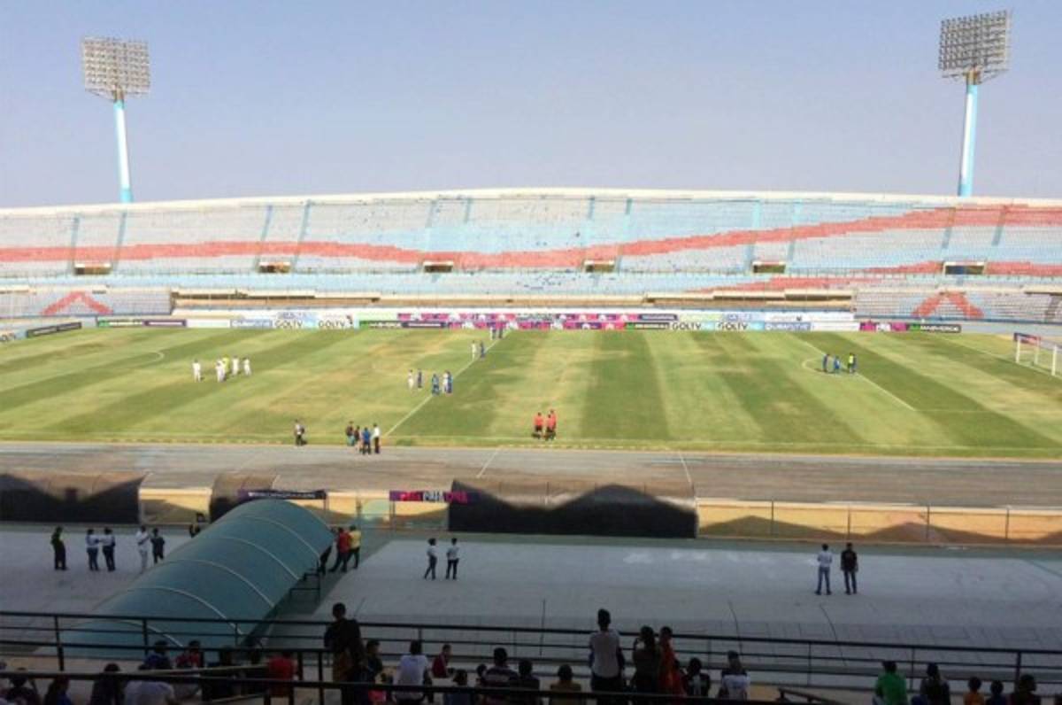 Jugadores del Caracas y Zulia de Bryan Moya se paran en medio del partido en señal de protesta