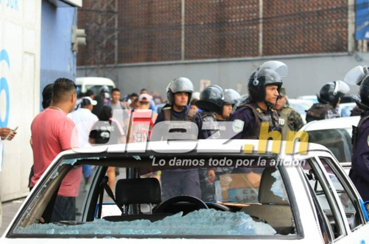 ¡TERRIBLES IMÁGENES! Así fue la bronca entre las barras de Olimpia y Motagua