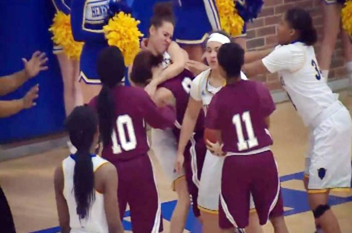 Brutal pelea entre jugadoras de baloncesto en colegio de Estados Unidos