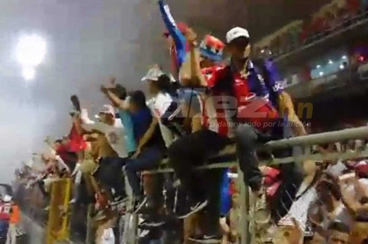 En fotos: Así fue el relajo que armaron las barras del Real España y Olimpia