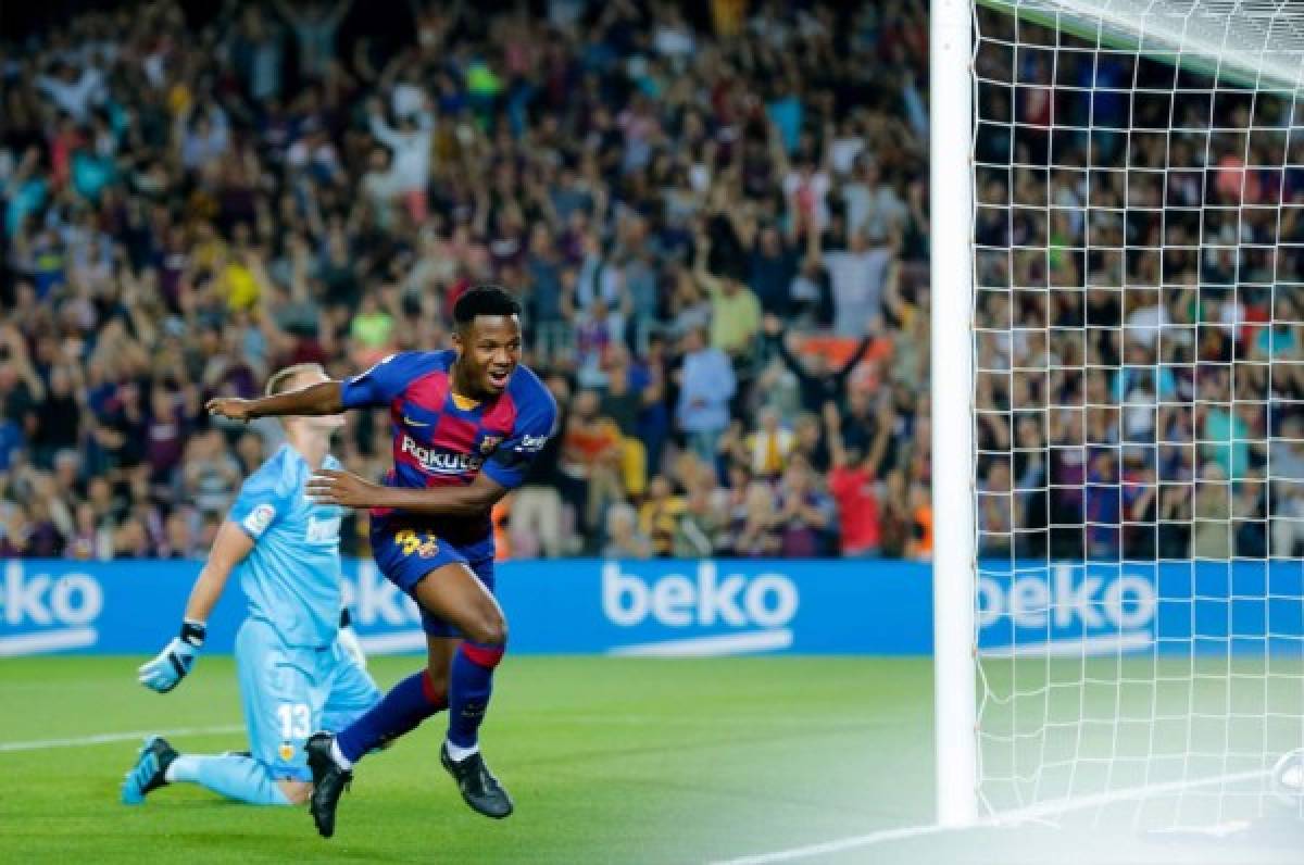 Ansu Fati celebra el primer gol del Barcelona ante el Valencia en el Camp Nou.