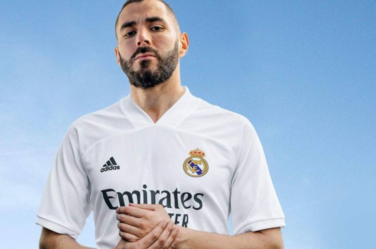 Benzema presenta la nueva camiseta del Real Madrid para la temporada 2020/21