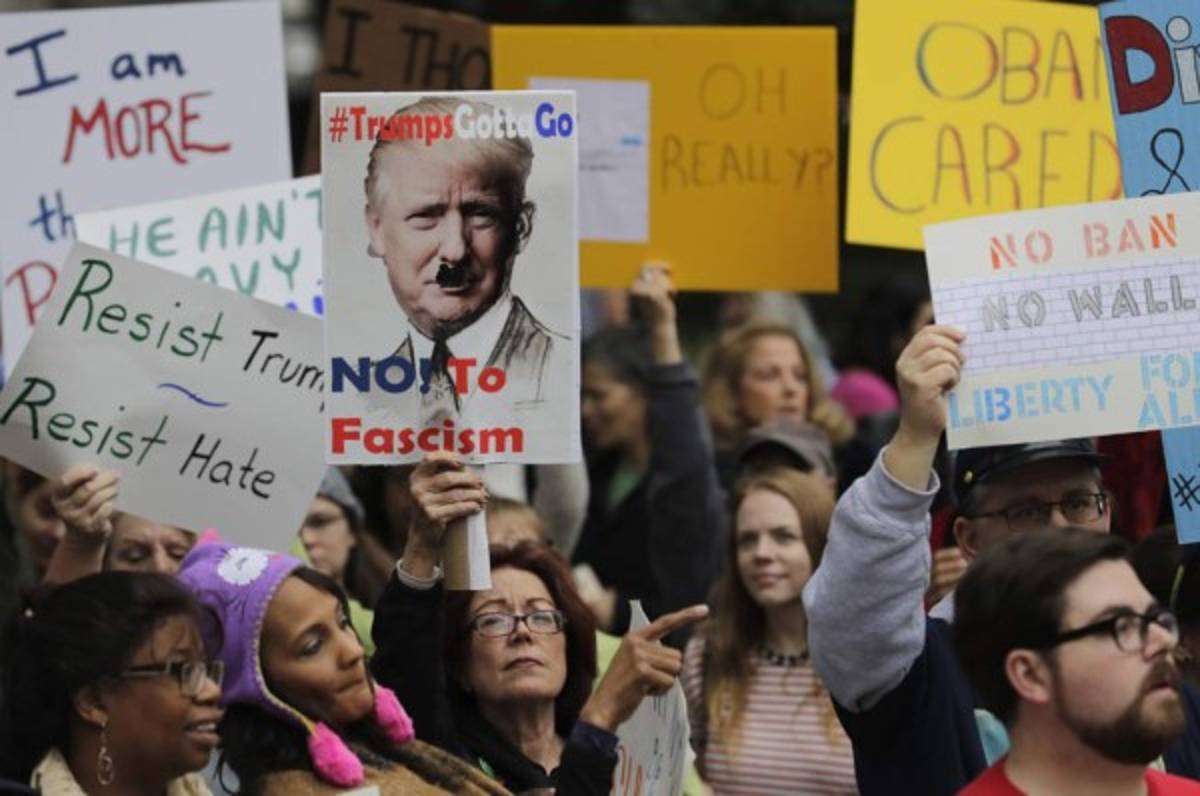 Protestas en contra de Trump antes de jugarse el Super Bowl en Houston