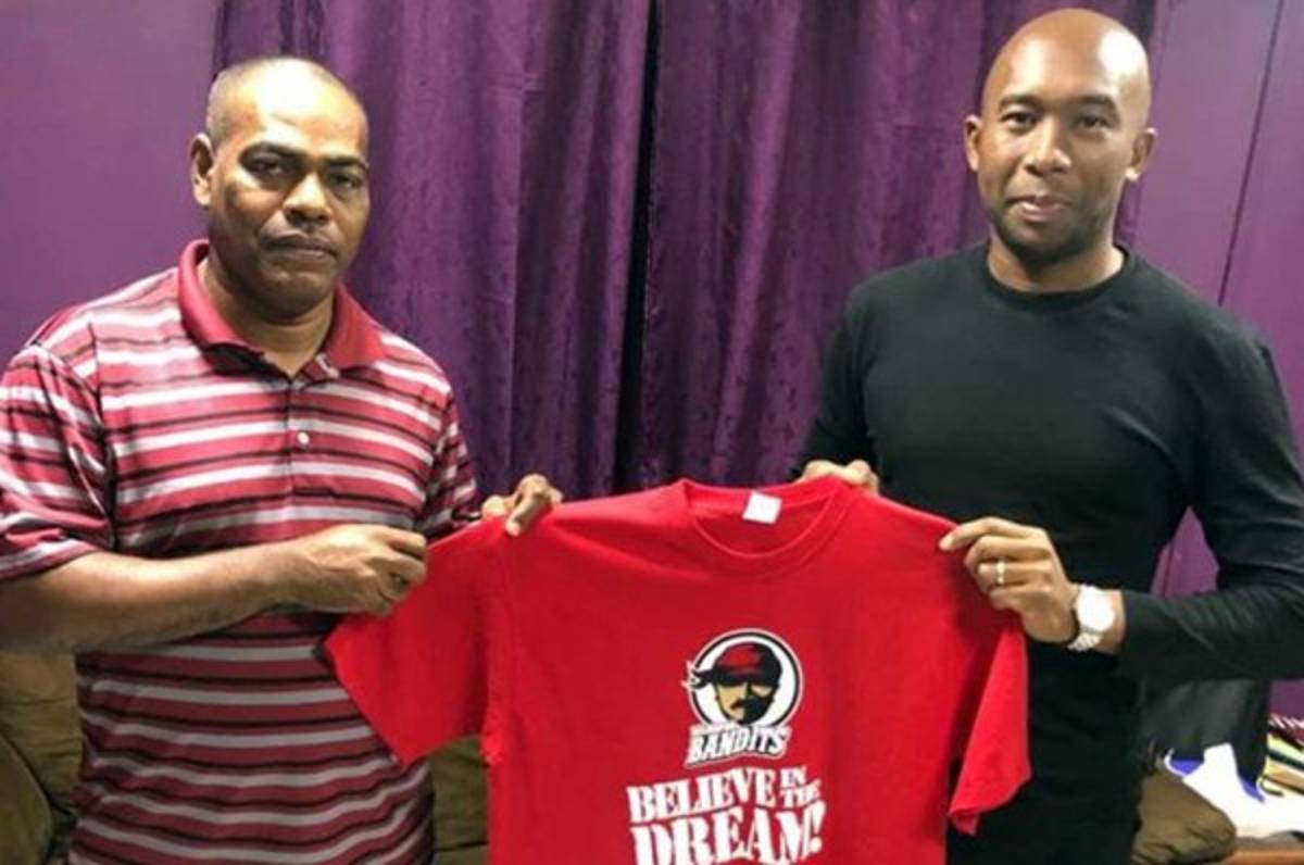 Jerry Palacios es presentado por el Belmopán Bandits de Belice