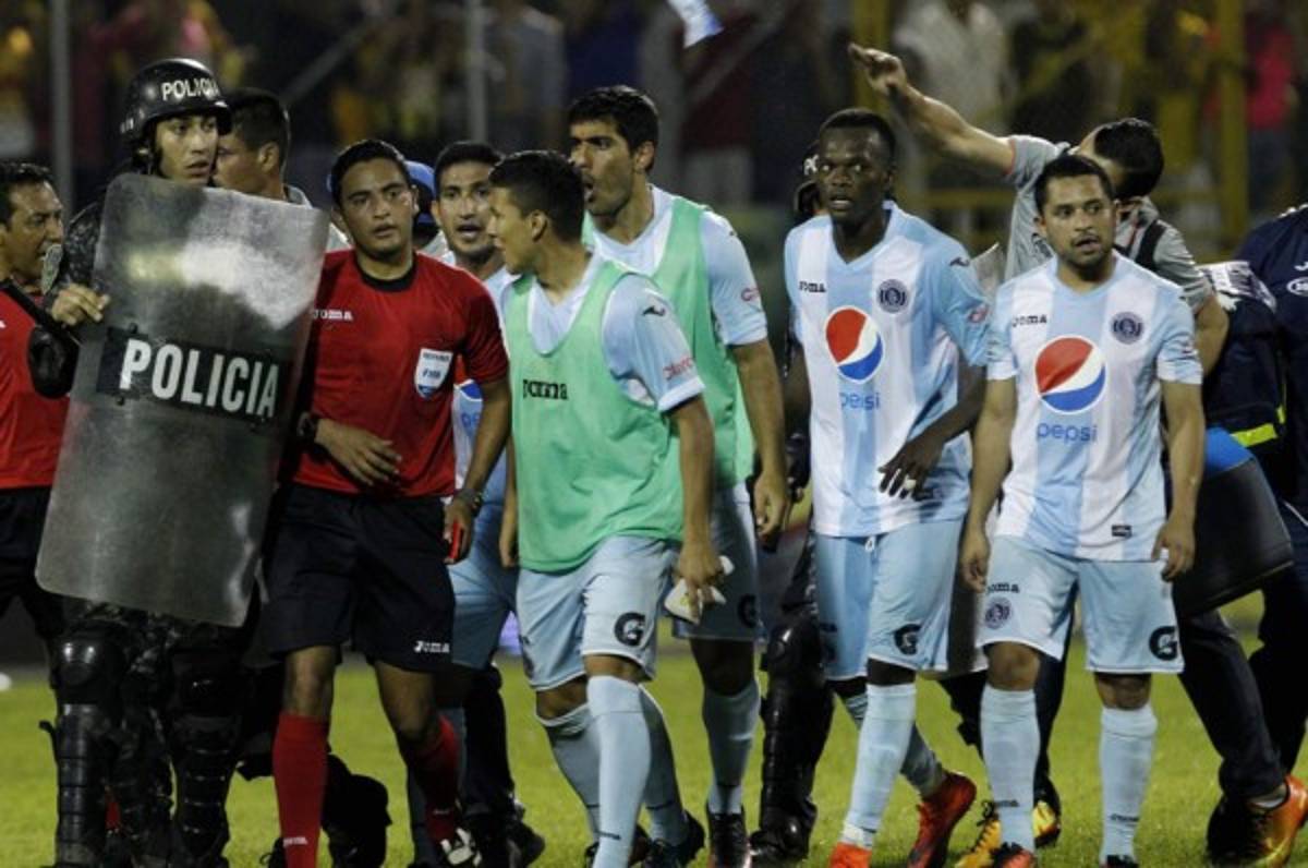 Jugadores de Motagua explotan, denuncian mal arbitraje y agresiones