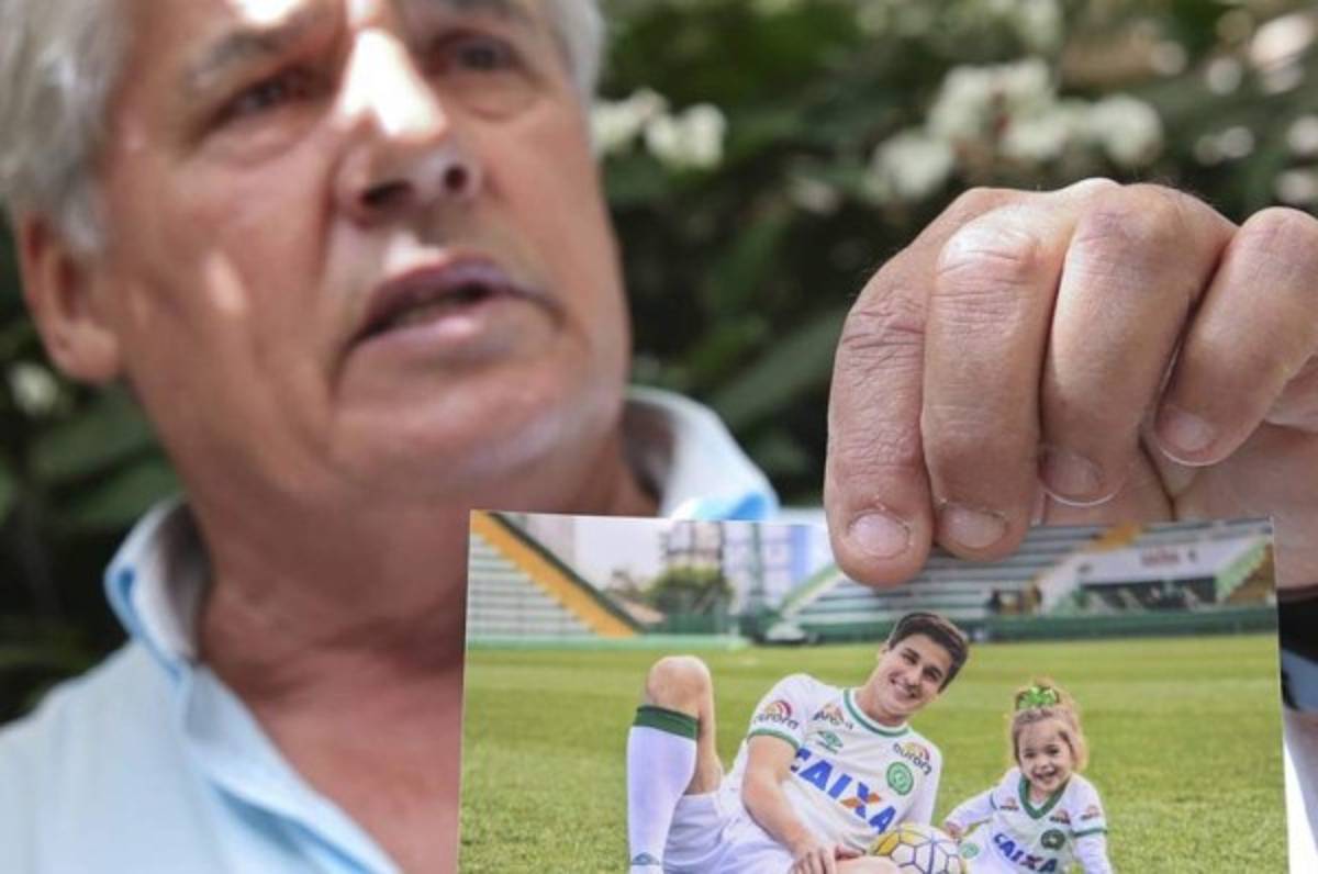 Padre de futbolista: 'Negligencia del piloto mató a todas las personas'