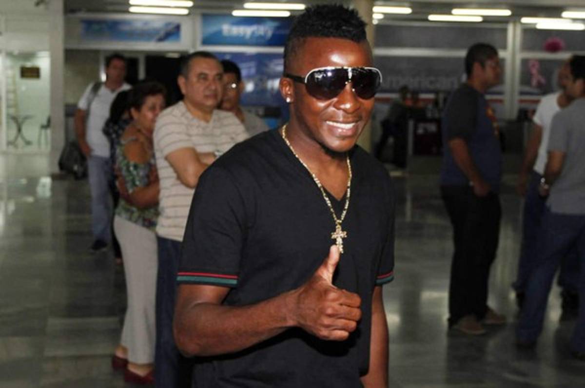 Marvin Chávez arriba a Honduras para firmar con Marathón